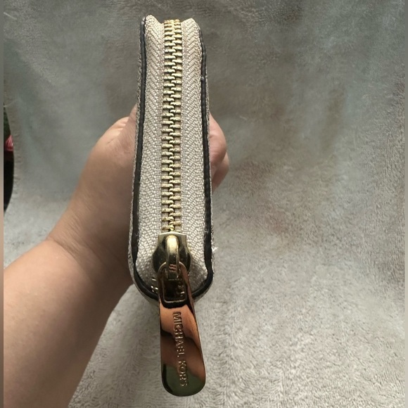 Michael Kors Vanilla Monogram Gold Glitter Center Stripe Large Wallet EUC - Picture 4 of 9